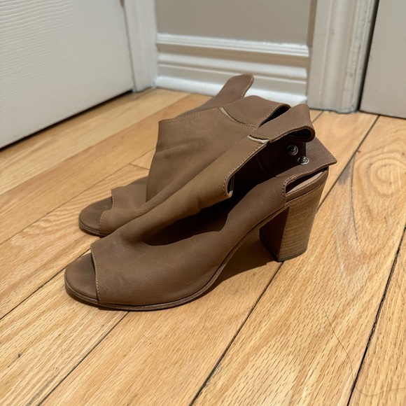 Steve Madden nude peep toe block heels size 7 - Picture 2 of 2